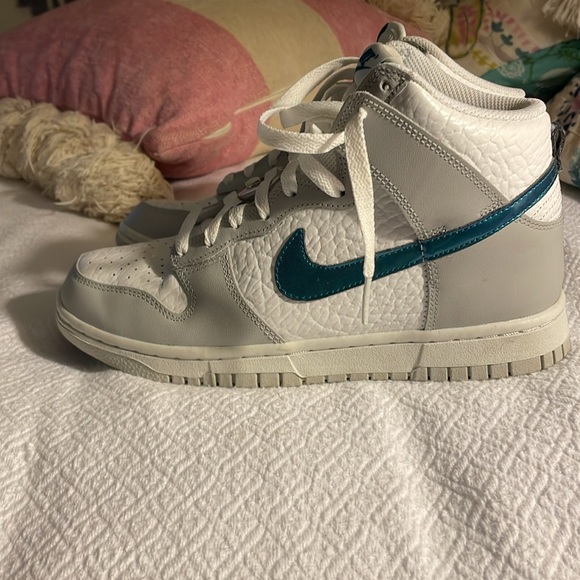 size 8 nike shoes worn a few times but look new - Picture 2 of 4